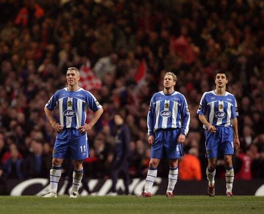 Die Spieler von Wigan sind enttäuscht, v.li.: Graham Kavanagh, Stephane Henchoz und Paul Scharner - EDITORIAL USE ONLY. No use with unauthorised audio, video, data, fixture lists, club league logos or live services. Online in-match use limited to 120 images, no video emulation. No use in betting, games or single club league player publications. Fußball Herren Carling Cup 2005 2006, Pokal, Pokalspiel, Ligapokal, English Premier League, 1. Englische Liga Gruppe Cardiff Enttäuschung, Nachdenklichkeit,