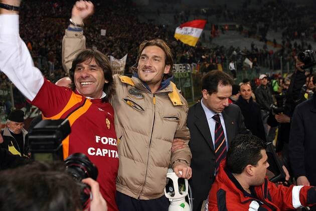 Der verletzte Francesco Totti (Mitte) sowie der Technische Direktor Bruno Conti (beide Roma) jubeln den Anhängern zu -  Fußball Herren Serie A 2005 2006, 1. Italienische Liga, AS Rom Gruppe Rom Freude,