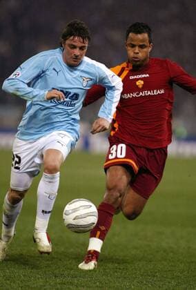 Massimo Oddo (Lazio, li.) gegen Amantonio Mancini (Roma) -  Fußball Herren Serie A 2005 2006, 1. Italienische Liga, Derby, Lokalderby, Ortsderby, Lazio Rom - AS Rom 0:2 Gruppe Rom Dynamik,