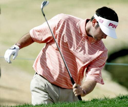 Bubba Watson (USA) läßt den Ärger über sein misslungenes Bunkerspiel am Sandwedge aus -  (tuc2006022601) Golf Herren Chrysler Classic of Tucson 2006, Classics, PGA Tour, Golfen Einzelbild Tucson Wut,