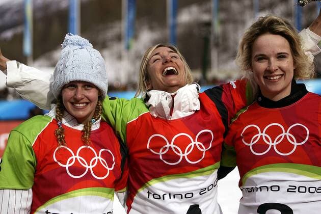 Siegerehrung Boardercross: Tanja Frieden (Schweiz, Mitte) gewinnt vor Lindsay Jacobellis (USA, li.) und Dominique Maltais (Kanada) Snowboard OS Winter Damen Olympische Spiele Turin 2006, Winterspiele, Snowboarden, Snowboarding, Boarder Cross, Boardercross, Gruppe Bardonecchia Glück, Harmonie Freude, Begeisterung,