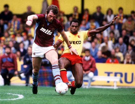 Peter Withe (li., Aston Villa) gegen Luther Blissett (Watford) -  Fußball Herren English First Division 1982 1983, 2. Englische Liga, FC Watford - Aston Villa 2:1, Vdia Gruppe Watford Dynamik,