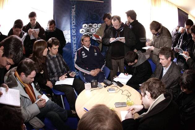 Philippe Mexes (Frankreich) steht während eines Pressetermins den Journalisten Rede und Antwort Fußball Herren Nationalmannschaft 2006, Nationalteam, Pressekonferenz, PK, Pressetermin, Vdig Totale pan12917 Clairefontaine  