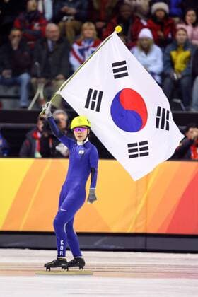 Olympiasiegerin Sun Yu Jin (Südkorea) jubelt mit der Nationalfahne -  Short Track OS Winter Damen Olympische Spiele Turin 2006, Winterspiele, Shorttrack, 1000m, 1000 m, Meter Einzelbild aflo003 Turin Freude,