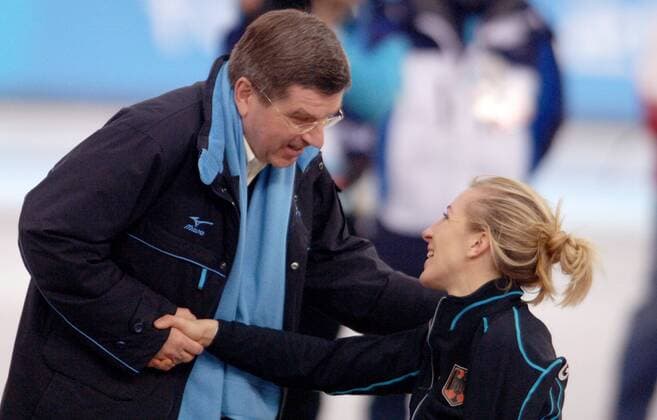 IOC Vizepräsident Dr. Thomas Bach gratuliert Anni Friesinger (beide Deutschland) Eisschnellauf OS Winter Damen Olympische Spiele Turin 2006, Winterspiele, 1500m, 1500 m, Meter Gruppe Turin
