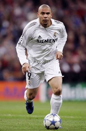 Ronaldo (Real Madrid) am Ball -  Fußball EC 1 Herren Champions League 2005 2006, Achtelfinale, Real Madrid CF Einzelbild Madrid Dynamik,