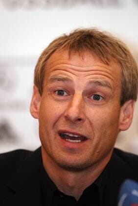 Bundestrainer Jürgen Klinsmann (Deutschland) legt die Stirn in Falten Fußball Herren Nationalmannschaft 2006, Nationalteam, Pressekonferenz, PK, Pressetermin Porträt Florenz
