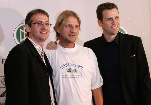 DFB Teammanager Oliver Bierhoff (re.) und Regisseur Sönke Wortmann (Mitte) unterstützen Georg Willeit (alle Deutschland), Geschäftsführer der SOS Kinderdörfer Fußball Herren Nationalmannschaft 2006, Nationalteam, Pressekonferenz, PK, Pressetermin Gruppe Kinderdorf, 6 Dörfer für Villages for Florenz