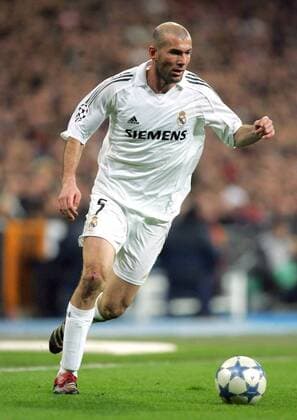 Zinedine Zidane (Real Madrid) am Ball -  Fußball EC 1 Herren Champions League 2005 2006, Achtelfinale, Real Madrid CF Einzelbild Madrid Dynamik,