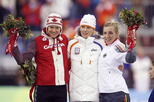 Olympiasiegerin Marianne Timmer (Niederlande, Mitte) mit Cindy Klassen (Kanada, li.) und Anni Friesinger (Deutschland) während der Siegerehrung Eisschnellauf OS Winter Damen Olympische Spiele Turin 2006, Winterspiele, 1000m, 1000 m Gruppe Turin Freude,