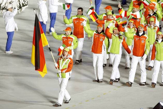 Einmarsch der deutschen Olympiamannschaft mit Fahnenträgerin Kati Wilhelm sowie deutschen und italienischen Nationalfähnchen Biathlon OS Winter Olympische Spiele Turin 2006, Winterspiele, Eröffnungsfeier, Eröffnung, Zeremonie, Olympiakader Totale Fahnenträger, Deutschland Turin