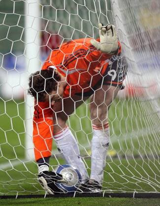 Torwart Jens Lehmann (Deutschland) holt nach einem Gegentor enttäuscht den Ball aus dem Netz Fußball Länderspiel Herren Freundschaftsspiel 2006, Test, Testspiel, Nationalmannschaft, Nationalteam, Nationaltrikot, Einzelbild Florenz Enttäuschung,
