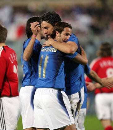 Alberto Gilardino (li.) und Luca Toni (beide Italien) - Torjubel Fußball Länderspiel Herren Freundschaftsspiel 2006, Test, Testspiel, Nationalmannschaft, Nationalteam, Nationaltrikot, Gruppe Florenz Freude,
