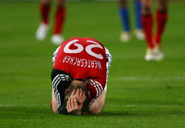 Per Mertesacker (Deutschland) möchte am liebsten im Boden versinken Fußball Länderspiel Herren Freundschaftsspiel 2006, Test, Testspiel, Nationalmannschaft, Nationalteam, Nationaltrikot Einzelbild Florenz Unterwerfung, Enttäuschung, Verzweiflung,