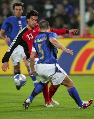 Michael Ballack (Deutschland, Mitte) gegen Fabio Cannavaro (Italien) Fußball Länderspiel Herren Freundschaftsspiel 2006, Test, Testspiel, Nationalmannschaft, Nationalteam, Nationaltrikot Gruppe Florenz Dynamik,
