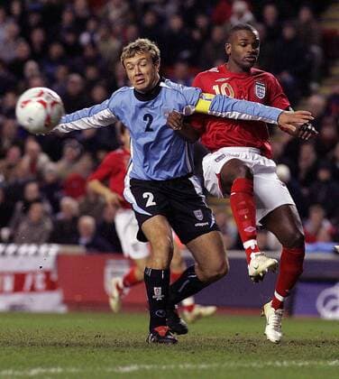 Diego Lugano (Uruguay, li.) gegen Darren Bent (England) -  Fußball Länderspiel Herren Freundschaftsspiel 2006, Testspiel, Test, Nationalmannschaft, Nationalteam, Nationaltrikot Gruppe Liverpool Dynamik,