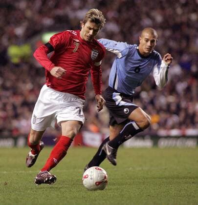 David Beckham (England, li.) gegen Pablo Lima (Uruguay) -  Fußball Länderspiel Herren Freundschaftsspiel 2006, Testspiel, Test, Nationalmannschaft, Nationalteam, Nationaltrikot Gruppe Liverpool Dynamik,