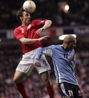 Gary Neville (England, li.) gegen Mario Regueiro (Uruguay) -  Fußball Länderspiel Herren Freundschaftsspiel 2006, Testspiel, Test, Nationalmannschaft, Nationalteam, Nationaltrikot Gruppe Liverpool Dynamik,