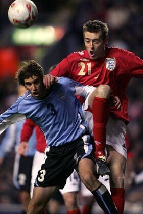Peter Crouch (England, re.) gegen Diego Godin (Uruguay) -  Fußball Länderspiel Herren Freundschaftsspiel 2006, Testspiel, Test, Nationalmannschaft, Nationalteam, Nationaltrikot Gruppe Liverpool Dynamik, Kampf,