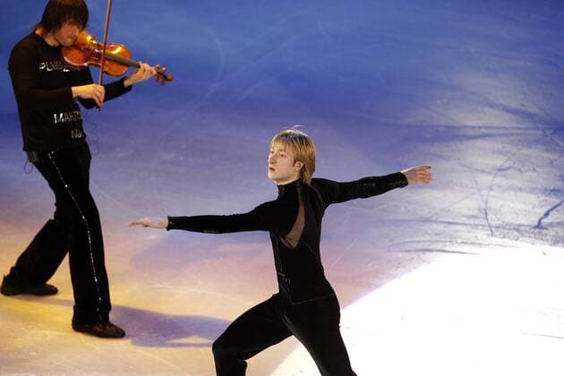 Evgeni Plushenko (Rußland) läuft zur Musik von Violinist Edvin Marton (Ungarn) während der Eisgala der Olympischen Winterspiele 2006 Eiskunstlauf OS Winter Herren Olympische Spiele Turin 2006, Winterspiele, Schaulaufen, Eisshow, Show, Gala Gruppe Turin
