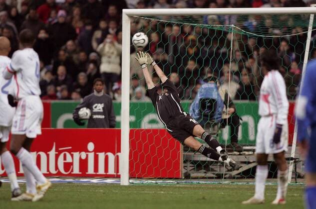 Fabien Barthez (Frankreich) streckt sich vergeblich, der Ball senkt sich hinter ihm ins Tor Fußball Länderspiel Herren Freundschaftsspiel 2006, Test, Testspiel, Nationalmannschaft, Nationalteam, Nationaltrikot Einzelbild pan12945 Paris  