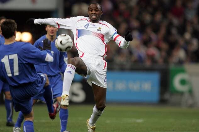 Patrick Vieira (Frankreich) geht zum Ball Fußball Länderspiel Herren Freundschaftsspiel 2006, Test, Testspiel, Nationalmannschaft, Nationalteam, Nationaltrikot Gruppe pan12945 Paris Dynamik,  