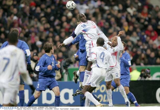 Alou Diarra (Frankreich) - Kopfballduell Fußball Länderspiel Herren Freundschaftsspiel 2006, Test, Testspiel, Nationalmannschaft, Nationalteam, Nationaltrikot Gruppe pan12945 Paris Dynamik,  