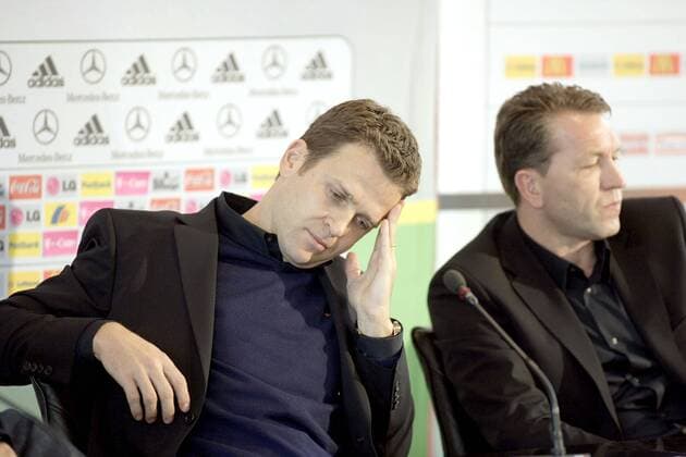 Teammanager Oliver Bierhoff (li.) und Torwarttrainer Andreas Köpke (beide Deutschland) nachdenklich während der DFB Pressekonferenz Fußball Herren Nationalmannschaft 2006, Nationalteam, Pressekonferenz, PK, Pressetermin Gruppe Frankfurt M. Nachdenklichkeit,