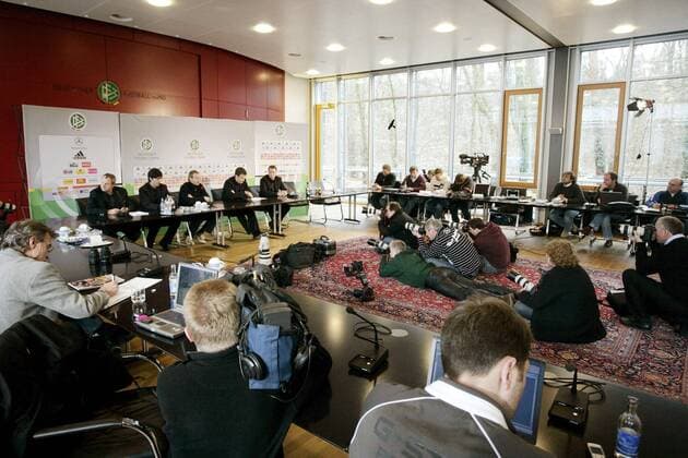 Bundestrainer Jürgen Klinsmann (Deutschland) und sein Stab stehen bei der Pressekonferenz in der DFB Zentrale einem Großaufgebot an Medienvertretern gegenüber Fußball Herren Nationalmannschaft 2006, Nationalteam, PK, Pressetermin, Medienvertreter Totale DFB Zentrale, Fernsehkameras, Fotoapparat Frankfurt M., Fotoapparate