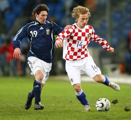 Luka Modric (Kroatien, re.) gegen Lionel Messi (Argentinien) Fußball Länderspiel Herren Länderspiel 2006, Freundschaftsspiel, Test, Testspiel, Nationalmannschaft, Nationalteam Gruppe Basel Dynamik,