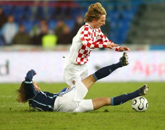 Martin Demichelis (Argentinien, vorn) trennt Luka Modric (Kroatien) vom Ball Fußball Länderspiel Herren Länderspiel 2006, Freundschaftsspiel, Test, Testspiel, Nationalmannschaft, Nationalteam Gruppe Basel Dynamik, Kampf,
