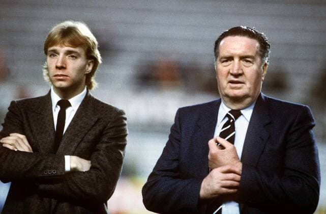 Nationaltrainer Jock Stein (re.) und Steve Archibald (beide Schottland) -  Fußball Länderspiel Herren Freundschaftsspiel 1984, Test, Testspiel, Nationalmannschaft, Nationalteam, Vdia Gruppe Aufnahmedatum geschätzt