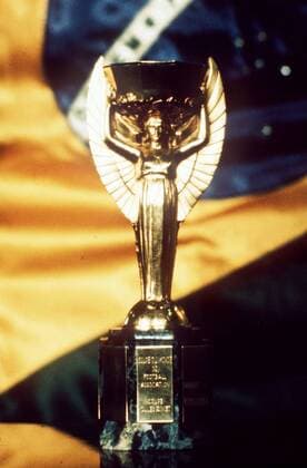 Der Coupe Jules Rimet vor der brasilianischen Flagge -  Fußball WM Herren Weltmeisterschaft 1970, Nationalmannschaft, Nationalteam, Endspiel, Finale Einzelbild Brasilien, brasilianisch, brasilianische Mexico City, Mexiko Stadt