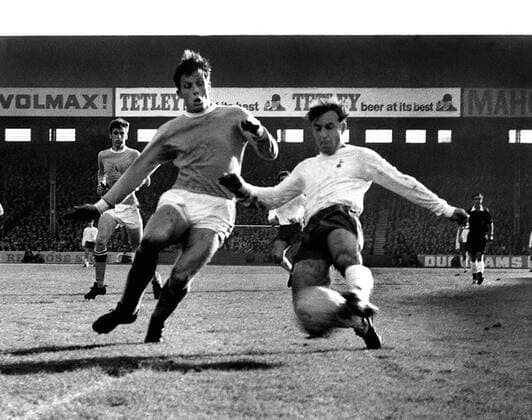 Alan Oakes (li., Manchester City) Jimmy Greaves (Tottenham Hotspurs) -  Fußball Herren English First Division 1968 1969, 1. Englische Liga, Manchester City - Tottenham Hotspur 4:0, Spurs Gruppe Manchester Dynamik, Kampf,