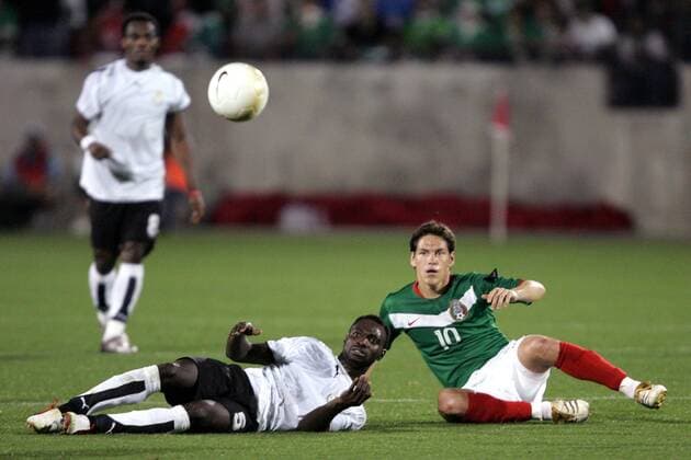 John Mensah (Ghana, li.) und Guillermo Luis Franco (Mexiko) schauen dem Ball hinter her - (9183005) Fußball Länderspiel Herren Länderspiel 2006, Freundschaftsspiel, Test, Testspiel, Nationalmannschaft, Nationalteam Gruppe Frisco Texas Spannung EDITORIAL USE ONLY