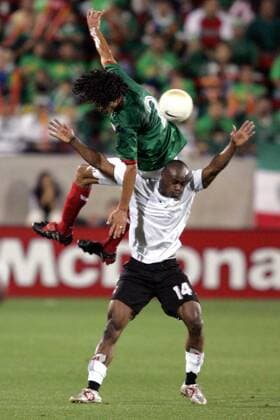 Elvis Hammond (Ghana, re.) gegen Maza (Mexiko) - (9183006) Fußball Länderspiel Herren Länderspiel 2006, Freundschaftsspiel, Test, Testspiel, Nationalmannschaft, Nationalteam Gruppe Frisco Texas Dynamik, Kampf, Höhe EDITORIAL USE ONLY