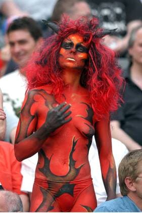 Fußball, DFB-Pokalfinale 2002 2003, 1. FC Kaiserslautern - FC Bayern München Eine sexy Teufelin! Einem weiblichen Fan des 1. FC Kaiserslautern ist die Rolle als roter Teufel auf den nackten Leib geschrieben Fußball 1. BL Herren DFB Pokalfinale 2002 2003, Pokal, Pokalendspiel, Pokalspiel, Finale, Endspiel Einzelbild rot, rote Berlin Sinnlichkeit