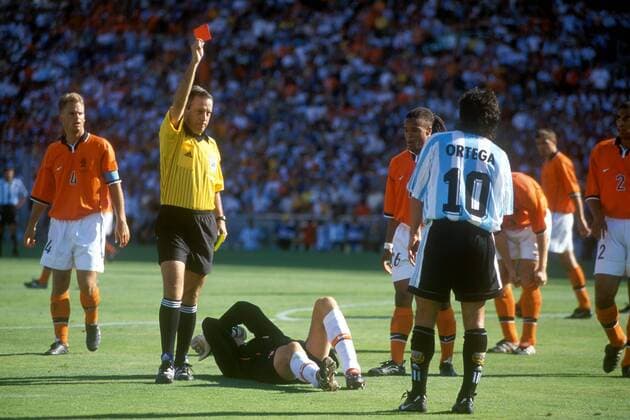 FIFA Schiedsrichter Arturo Brizio Carter (Mexiko) zeigt Ariel Ortega (vorn, Argentinien) die rote Karte, Torwart Edwin van der Sar immer noch verletzt am Boden, Edgar Davids (re., beide Niederlande) schaut entsetzt Fußball Länderspiel Herren Weltmeisterschaft 1998, Nationalmannschaft, Nationalteam, Nationaltrikot, Viertelfinale, Vdia Gruppe Niederlande - Argentinien 2:1 o00 Marseille Spannung,