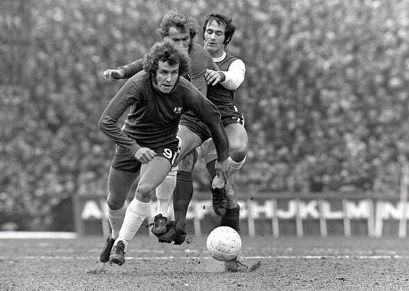 Peter Osgood (li.) geht zum Ball, dahinter Tommy Baldwin (beide Chelsea, Mitte, verdeckt) und George Graham (Arsenal) -  Fußball Herren English First Division 1970 1971, One, 1. Englische Liga, Arsenal FC London - Chelsea FC London 2:0 Gruppe London Dynamik, Kampf,