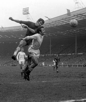 Peter Osgood (Chelsea, li.) gegen Terry Cooper (Leeds) -  Fußball Herren FA Cup 1969 1970, Pokal, Pokalspiel, Finale, Endspiel, Chelsea FC London - Leeds United 2:2 n.V. Gruppe Wembley, Wembleystadion London Dynamik, Höhe, Kampf,