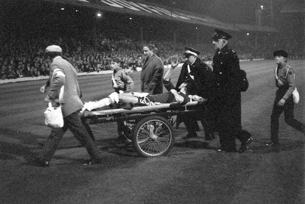Peter Osgood (Chelsea) wird verletzt vom Platz transportiert und winkt dabei den Anhängern zu -  Fußball Herren League Cup 1966 1967, Englischer Ligapokal, English First Division, One, 1. Englische Liga Gruppe Bloomfield Road Stadium, Stadion Blackpool, winken