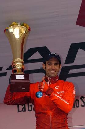 Sieger Igor Astarloa (Spanien Barloworld) präsentiert stolz seine Trophäe -  Radsport Herren Mailand - Turin 2006, Straßenradsport, Straße, Rad Einzelbild Turin Freude,