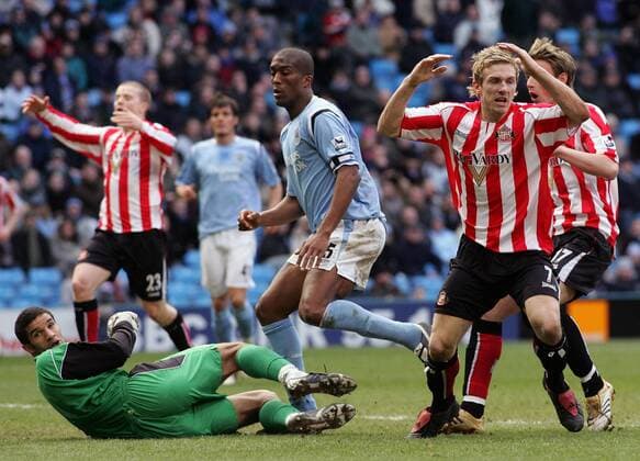 Liam Lawrence (Sunderland, re.) ärgert sich über seine vergebene Torchance, Torwart David James und Sylvain Distin (beide Manchester City) sind sichtlich erleichtert -  Fußball Herren English Premier League 2005 2006, 1. Englische Liga, Manchester City - Sunderland FC 2:1, AFC Gruppe Manchester