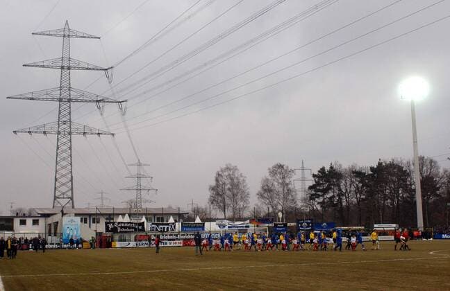 Einmarsch der Teams in das Hermann Löns Stadion, das Flutlicht wird ob der unmittelbaren Nähe zur Stromleitung wohl nicht ausgehen Fußball 2. BL Herren Saison 2005 2006, SC Paderborn 07 - 1. FC Dynamo Dresden 0:2, Vdig Totale Hermann Löns Stadion Paderborn
