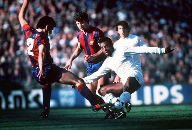 Laurie Cunningham (re., Real Madrid) gegen Serrat (Mitte, Barcelona) -  Fußball Herren Primera Division 1979 1980, 1. Spanische Liga, Real Madrid CF - FC Barcelona 3:2, Barca, Vdia Gruppe Madrid Dynamik, Kampf,