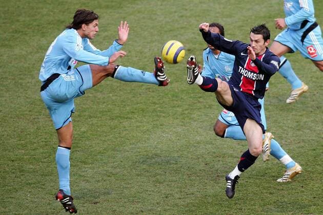 Renato Civelli (Marseille, li.) gegen Christophe Landrin (Paris St. Germain) Fußball Herren Ligue 1 2005 2006, 1. Französische Liga, Paris Saint Germain - Olympique de Marseille 0:0, PSG, OM, Gruppe pan12976 Paris Kampf, Dynamik,  
