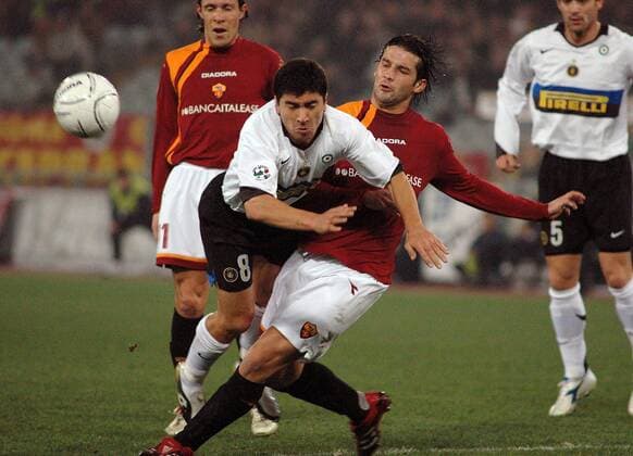 Cristian Chivu (AS Rom, li.) gegen David Pizarro (Inter Mailand) -  Fußball Herren Serie A 2005 2006, 1. Italienische Liga, AS Rom - FC Internazionale Mailand 1:1, Roma Gruppe Rom Dynamik, Kampf,