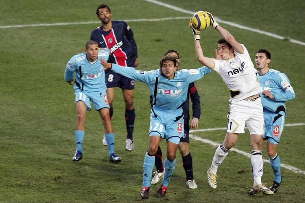 Torwart Cedric Carrasso hat den Ball mit Hilfe von Renato Civelli (li., beide Marseille) sicher Fußball Herren Ligue 1 2005 2006, 1. Französische Liga, Paris Saint Germain - Olympique Marseille 0:0, OM, PSG, Gruppe pan12976 Paris Dynamik,  