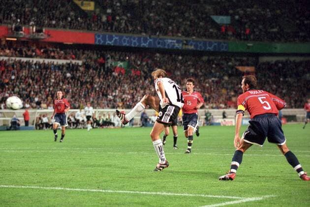 Jürgen Klinsmann (li., Deutschland) zieht ab und erzielt das 2:0, Tom Dooley (USA) kann nur noch zuschauen Fußball Länderspiel Herren Weltmeisterschaft 1998, Nationalmannschaft, Nationalteam, Nationaltrikot, Gruppe F, Vneg Totale Deutschland - USA 2:0 Paris Dynamik,