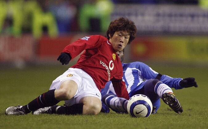 Ji Sung Park (Manchester United) - Zweikampfsieger im Bodenkampf - EDITORIAL USE ONLY. No use with unauthorised audio, video, data, fixture lists, club league logos or live services. Online in-match use limited to 120 images, no video emulation. No use in betting, games or single club league player publications. Fußball Herren English Premier League 2005 2006, 1. Englische Liga, Wigan Athletic - Manchester United 1:2, ManU Gruppe Wigan Kampf,